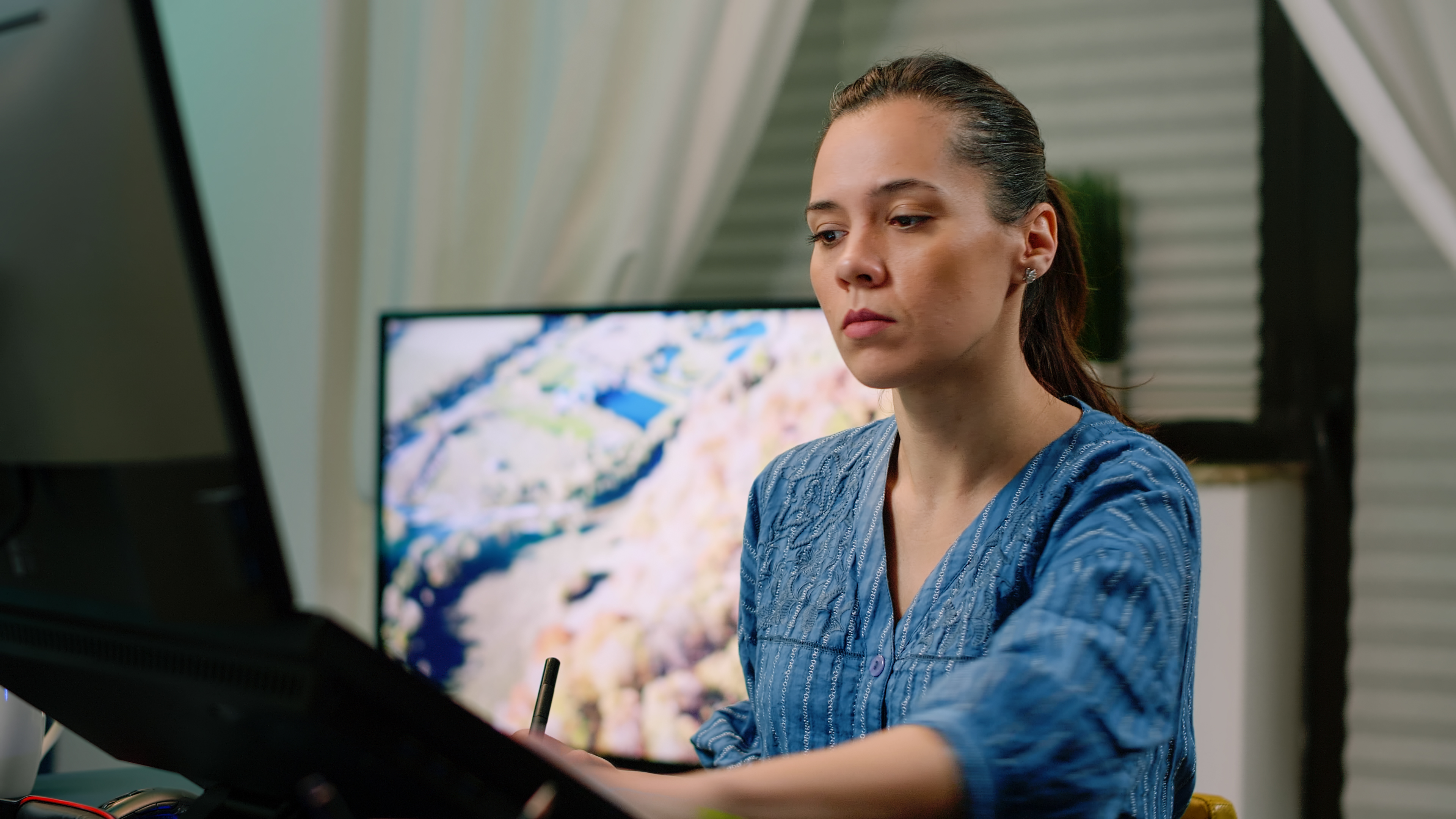 Femme professionnelle surveillant les risques